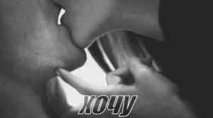 gif sexy bacio appassionato